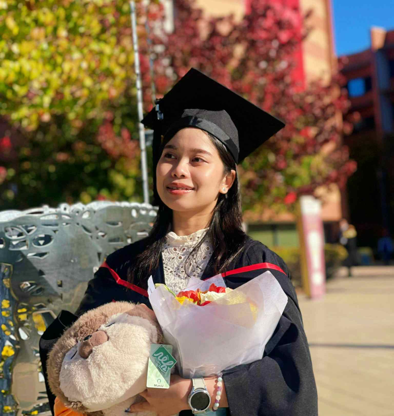 Niên Giao nhận bằng tốt nghiệp loại giỏi của Đại học Western Sydney-Ảnh: NVCC