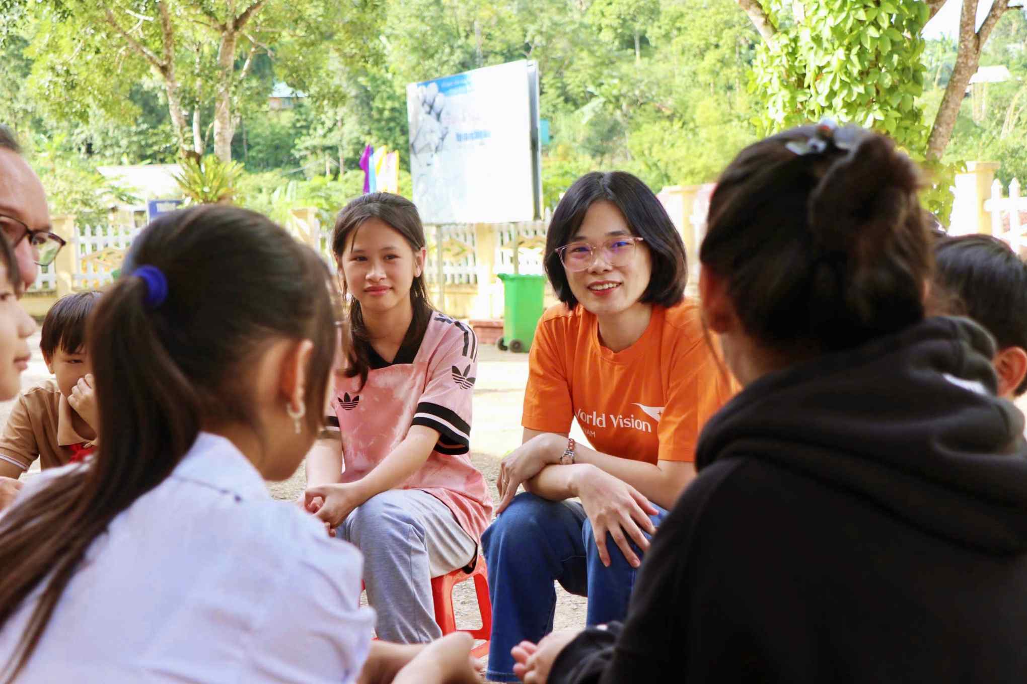 Bà Vũ Nga lắng nghe ý kiến của trẻ em trong vùng dự án - Ảnh: Q.H
