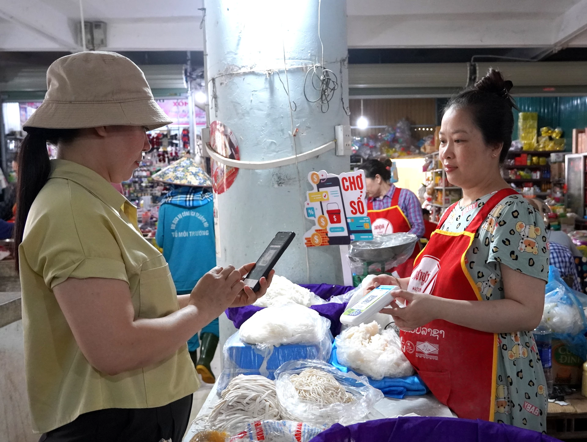 Những quầy hàng thực phẩm tươi sống đều ứng dụng mã QR để thanh toán, thay thế sử dụng tiền mặt - Ảnh: H.Tr