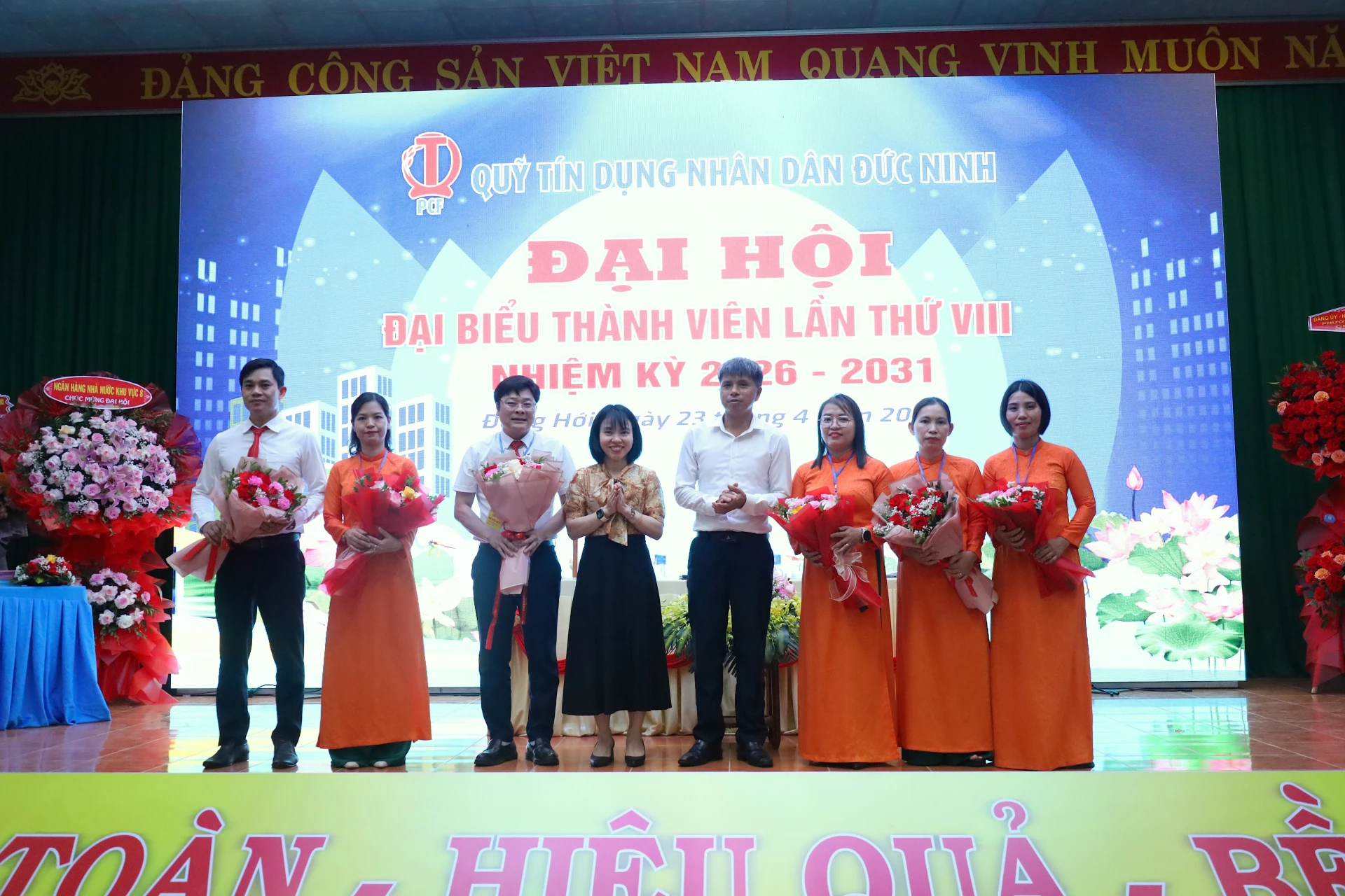 Ra mắt Hội đồng quản trị nhiệm kỳ mới, ông Đặng Văn Quý giữ chức Chủ tịch Hội đồng quản trị Quỹ TDND Đức Ninh - Ảnh: Quang Ngọc.