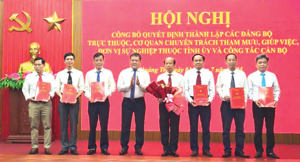 Tỉnh ủy Quảng Trị công bố Quyết định thành lập Báo và phát thanh, truyền hình Quảng Trị trên cơ sở hợp nhất Báo và Đài Phát thanh-Truyền hình tỉnh Quảng Bình (cũ) với Báo và Đài Phát thanh-Truyền hình tỉnh Quảng Trị (cũ) - Ảnh: T.L