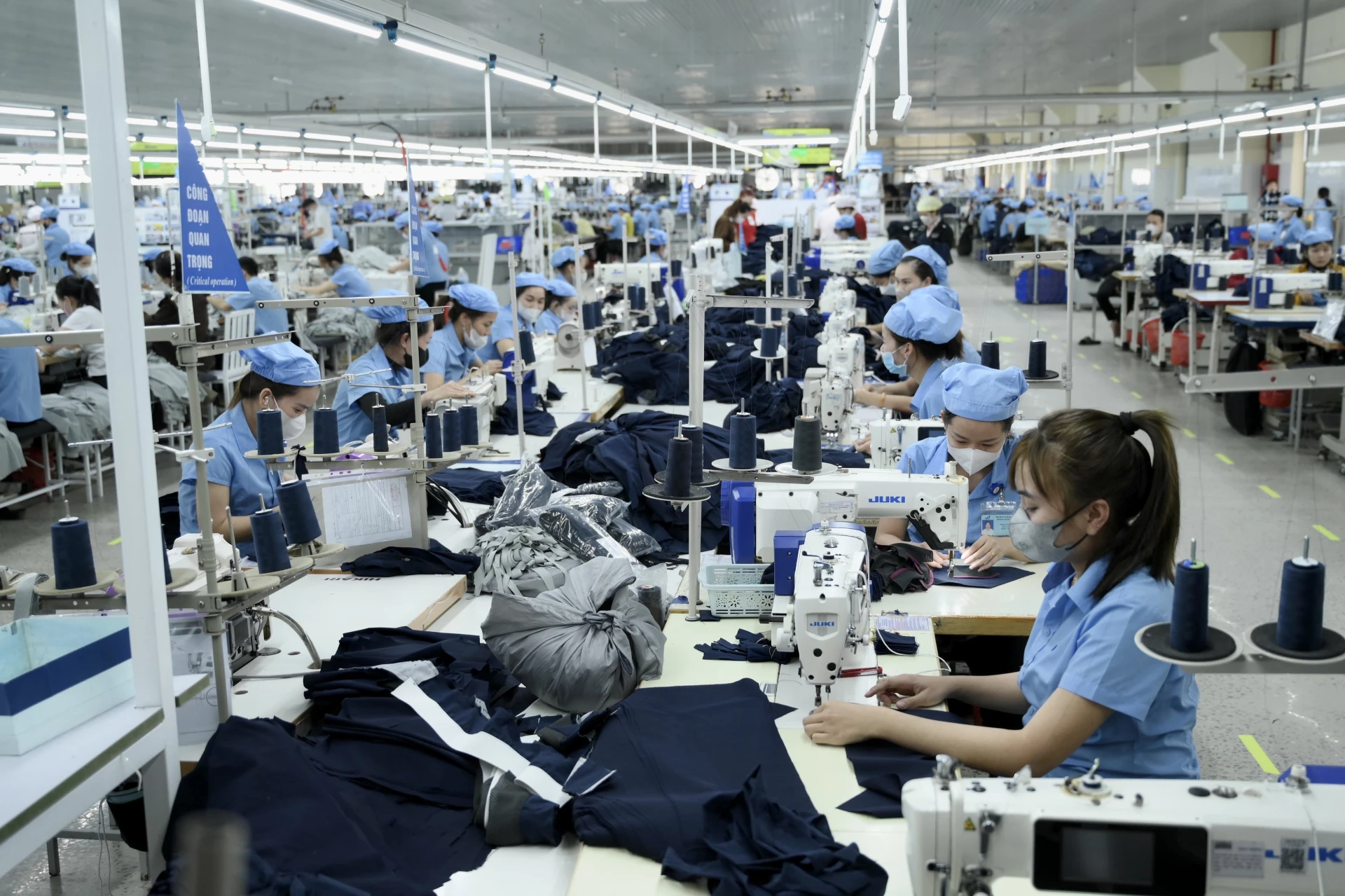 Công ty may Hòa Thọ Đông Hà luôn quan tâm chăm lo đời sống cho người lao động, để giúp họ yên tâm làm việc, cống hiến - Ảnh: T.A