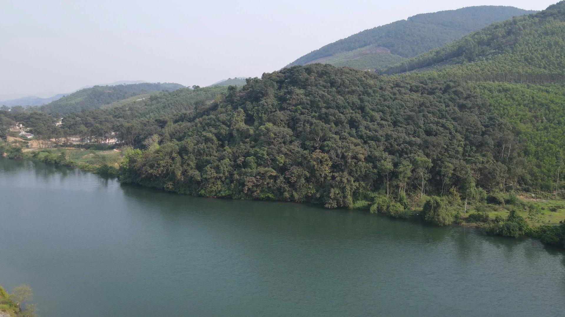 Rừng Cấm Thọ Linh hàng trăm năm xanh ngút, soi bóng bên dòng Rào Nan-Ảnh: P.P