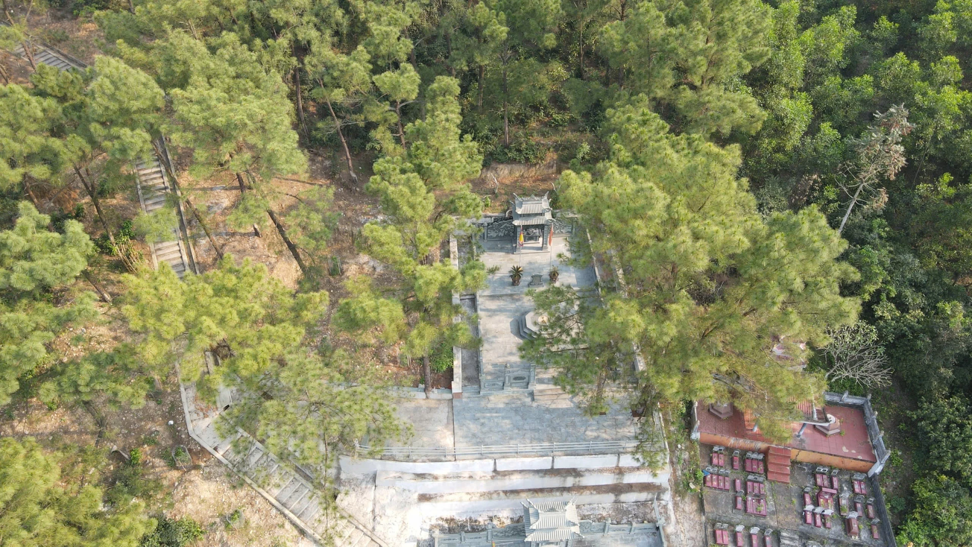 Khu lăng mộ của Lãnh binh Mai Lượng, Di tích lịch sử Quốc gia nằm cách rừng Cấm khoảng 100m-Ảnh: P.P