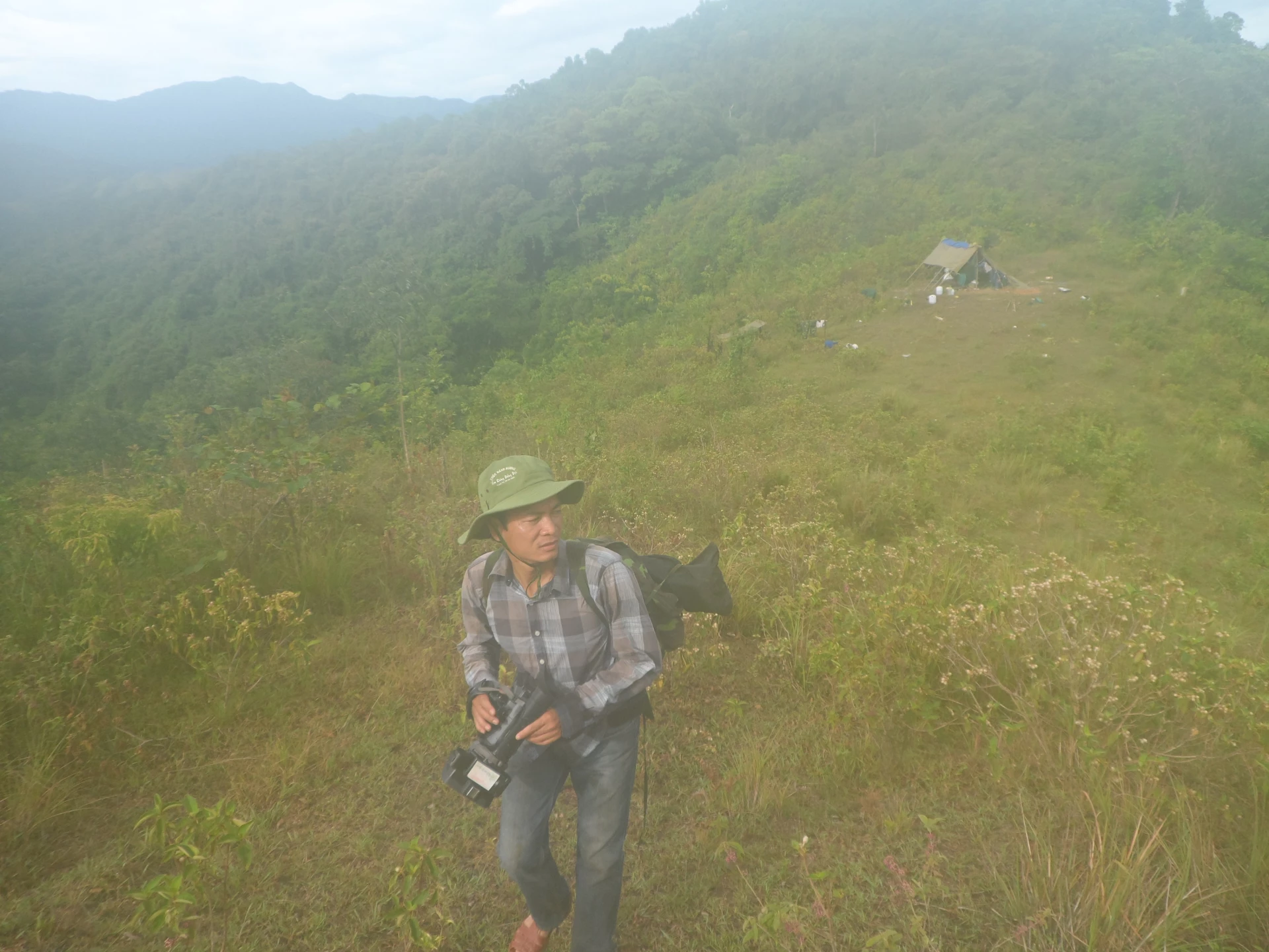 Tác giả tại “Yên ngựa” trên dãy Chiêm Giòng ở miền Tây Hải Lăng - Ảnh: P.T.L