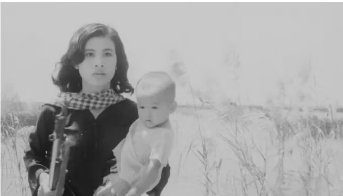 Cảnh chị Sáu Xoa (diễn viên Thúy An đóng) bế con đi sau khi trả thù cho chồng ở cuối phim Cánh đồng hoang. (Ảnh: Hãng phim Giải Phóng)