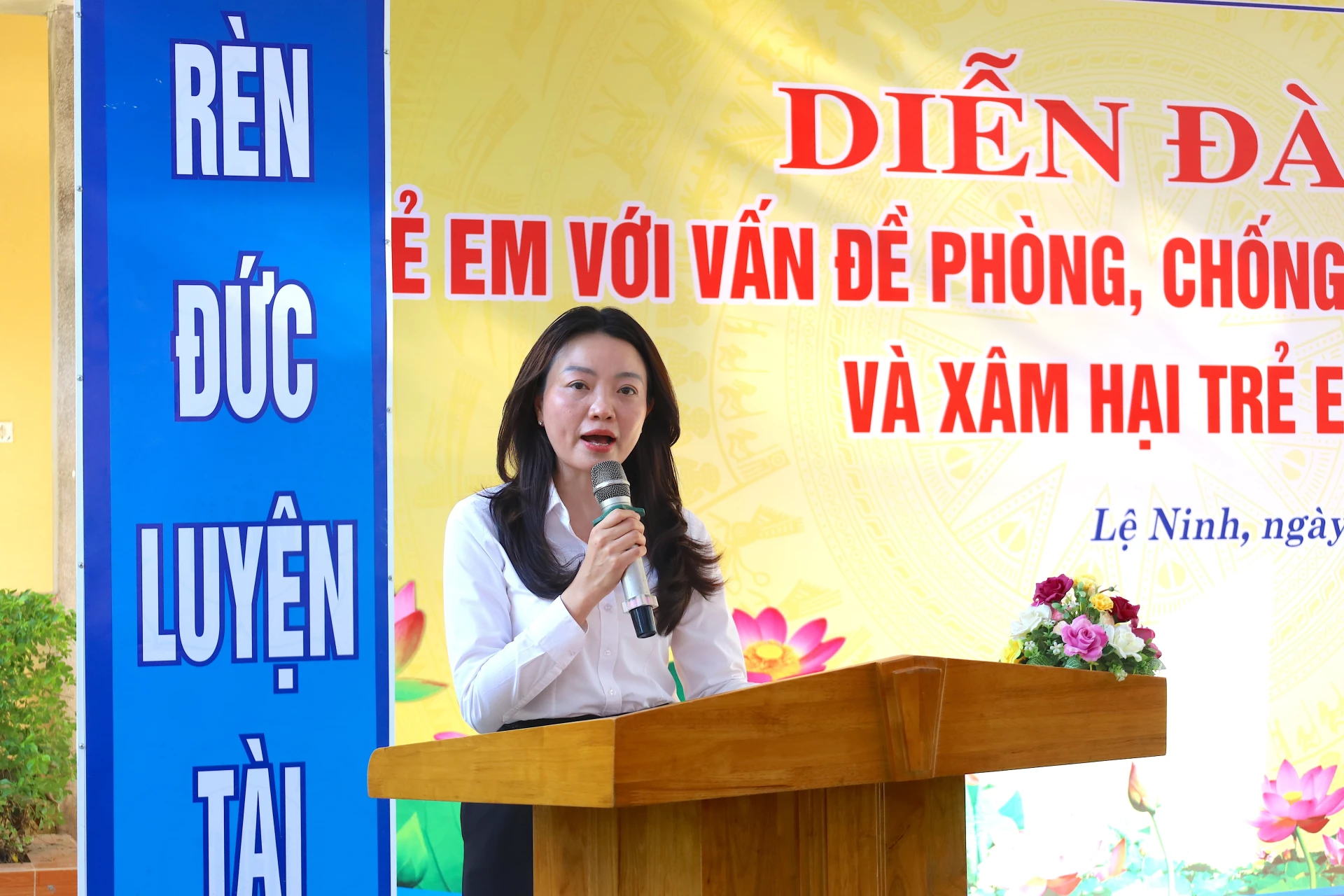 Đồng chí Lê Thị Ngọc Hà - Phó Giám đốc Sở Văn hóa, Thể thao và Du lịch tỉnh Quảng Trị phát biểu tại diễn đàn - Ảnh: Quang Ngọc.