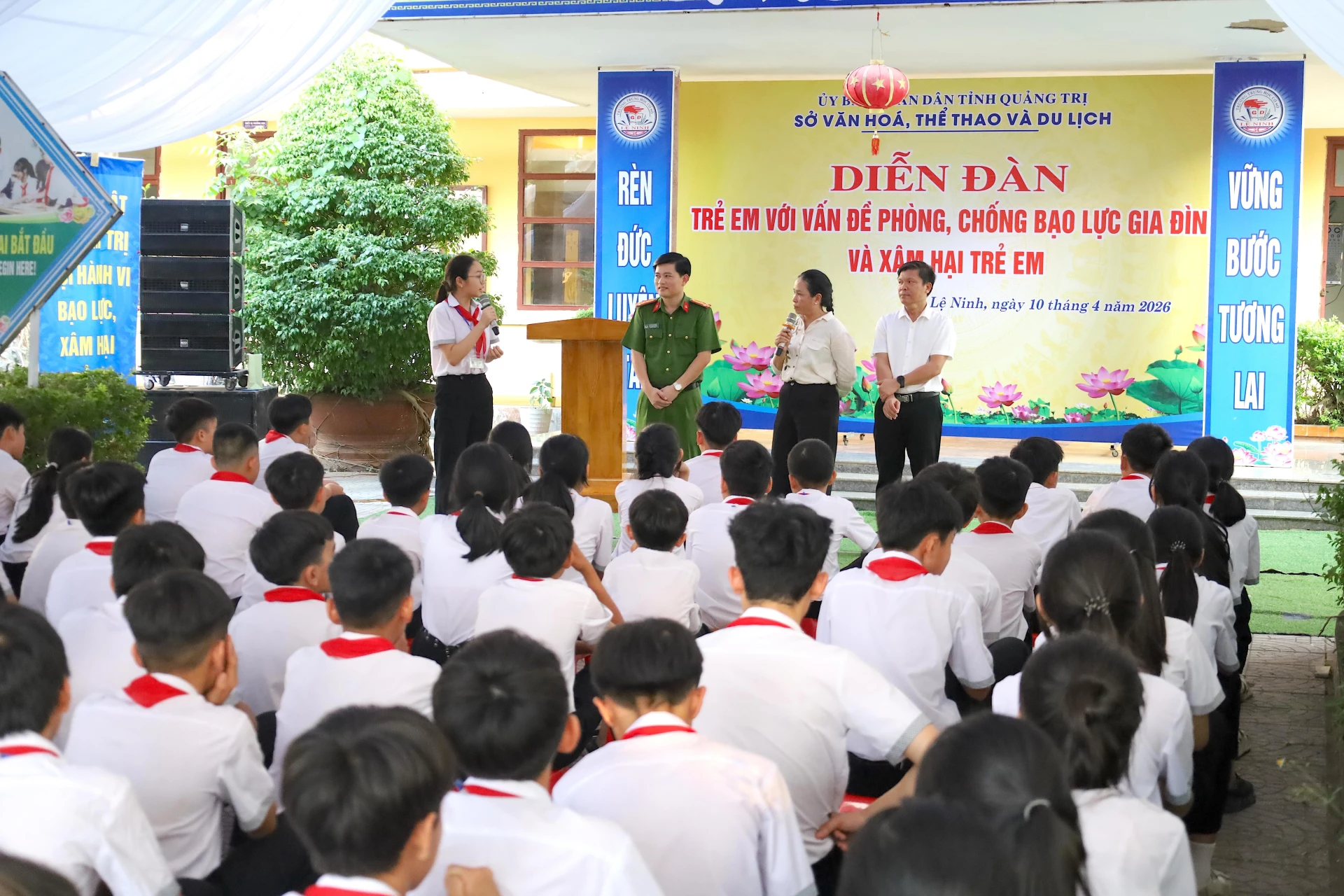 Diễn đàn lồng ghép truyền thông, giao lưu, hỏi đáp, cung cấp kiến thức pháp luật và kỹ năng sống phù hợp với lứa tuổi tại Trường THCS Lệ Ninh - Ảnh: Quang Ngọc.