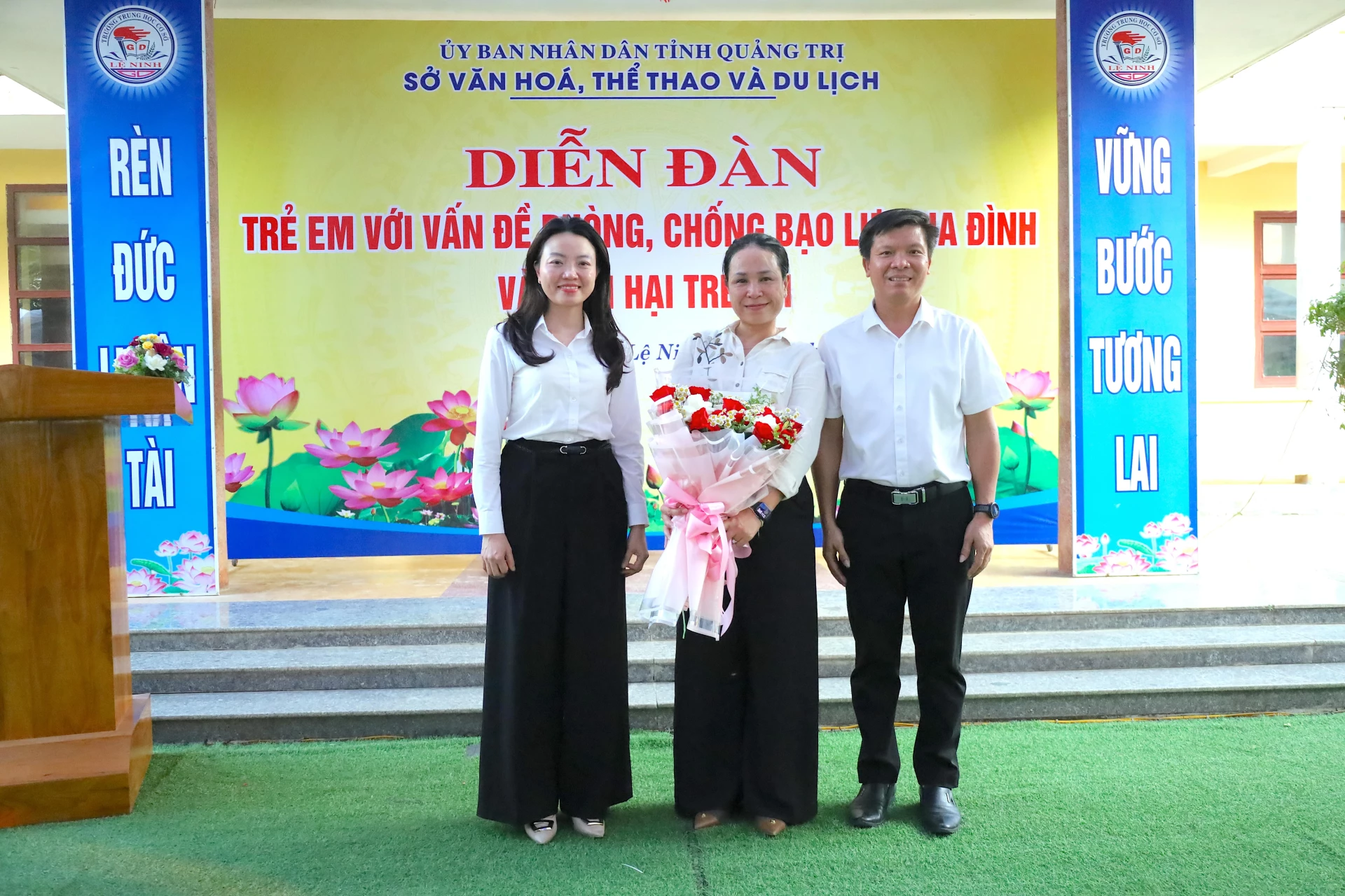 Sở Văn hóa, Thể thao và Du lịch tỉnh Quảng Trị tặng hoa cho bà Nguyễn Thị Lệ Thuỷ, chuyên gia Tâm lý, Trung tâm hỗ trợ phát triển Thanh thiếu nhi Việt Nam - Ảnh: Quang Ngọc.