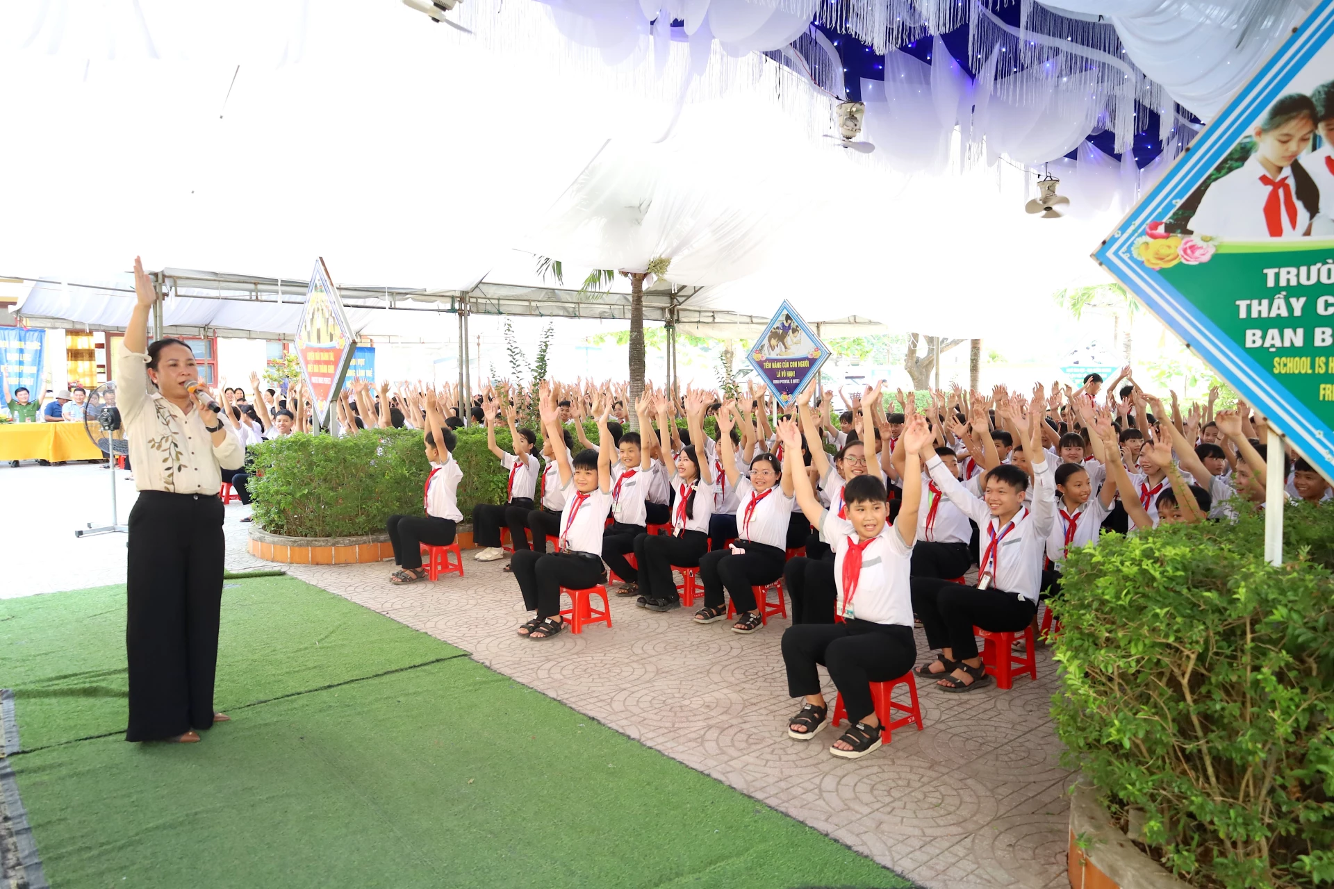 Học sinh trường THCS Lệ Ninh tham gia diễn đàn - Ảnh: Quang Ngọc.