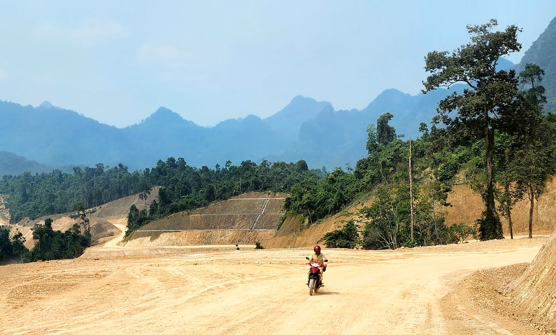 Nhiều đoạn xuyên sâu giữa lòng núi sâu và ta-luy dương cao hàng chục mét- Ảnh: T.L