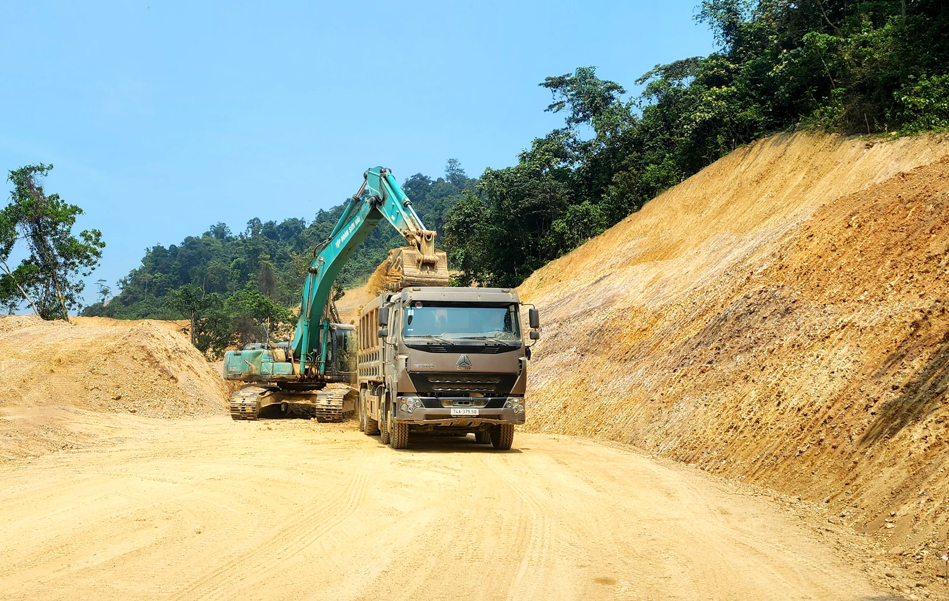 Hoàn thiện những hạng mục cuối cùng trước khi bàn giao đưa vào sử dụng trong tháng 4/2026- Ảnh: T.L