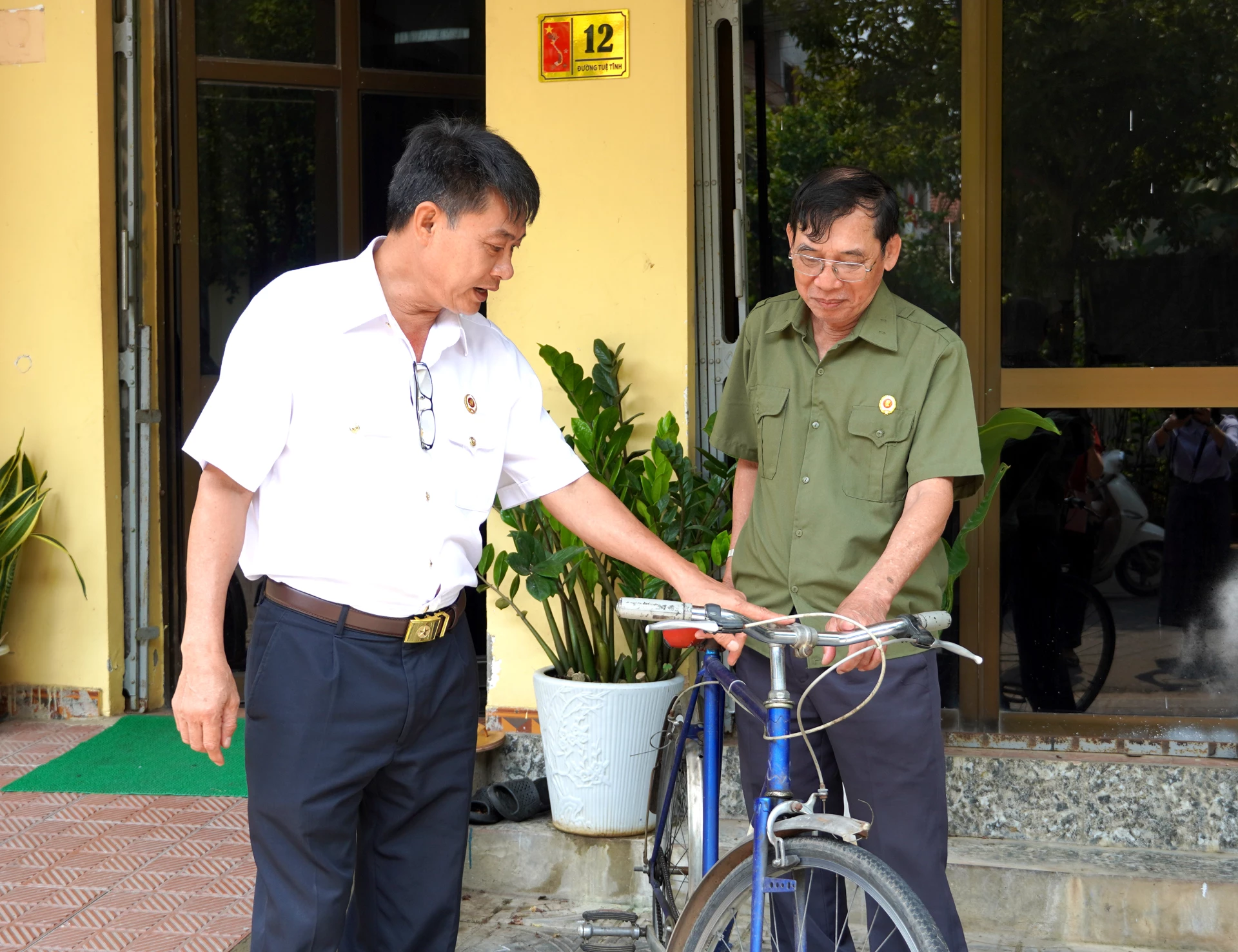 Cựu chiến binh Nguyễn Thành Nam được đồng đội đặt cho biệt danh “chuyên gia xe đạp - Ảnh: H.TR
