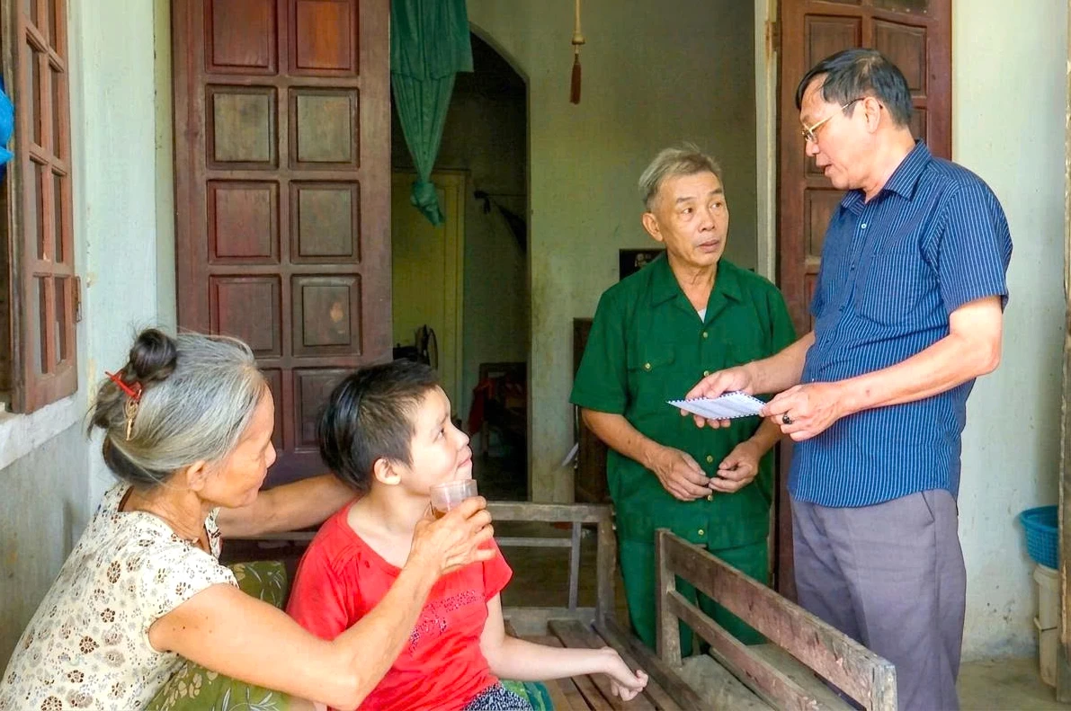 Cựu chiến binh Nguyễn Thành Nam thăm, tặng quà cho gia đình nạn nhân chất độc da cam - Ảnh: P.V