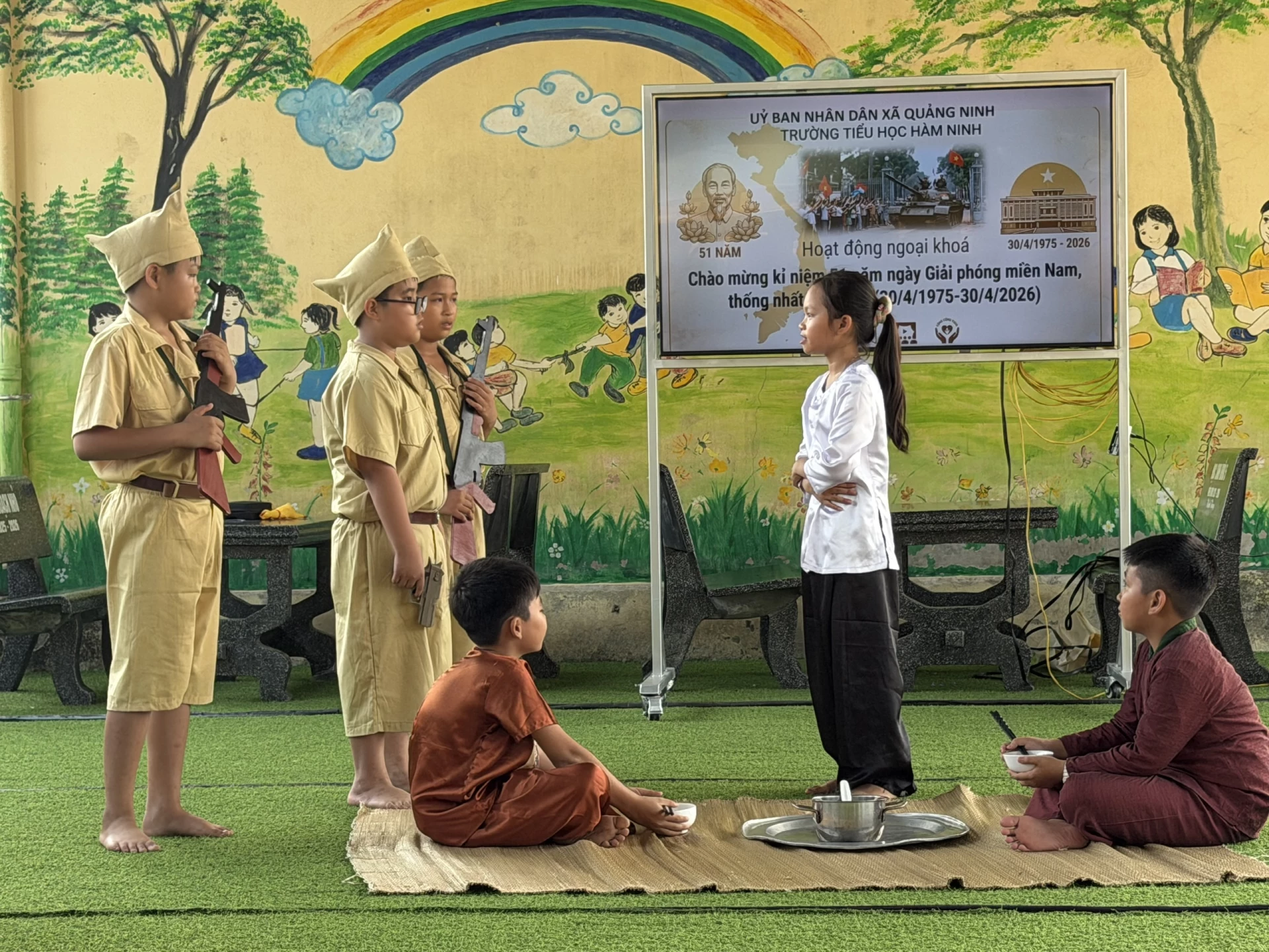 Học sinh Trường tiểu học Hàm Ninh hào hứng với các hoạt động trải nghiệm khi học môn Lịch sử- Ảnh: NH.V