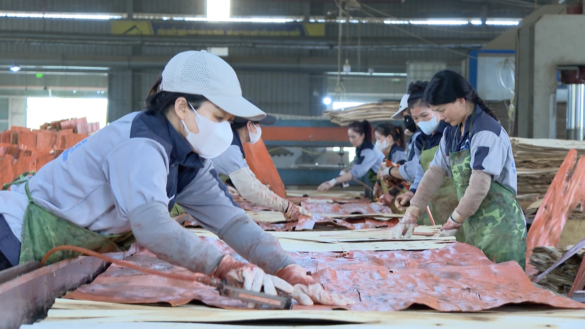 Không khí thi đua lao động sản xuất tại Công ty CP Việt Trung Quảng Bình - Ảnh: H.C