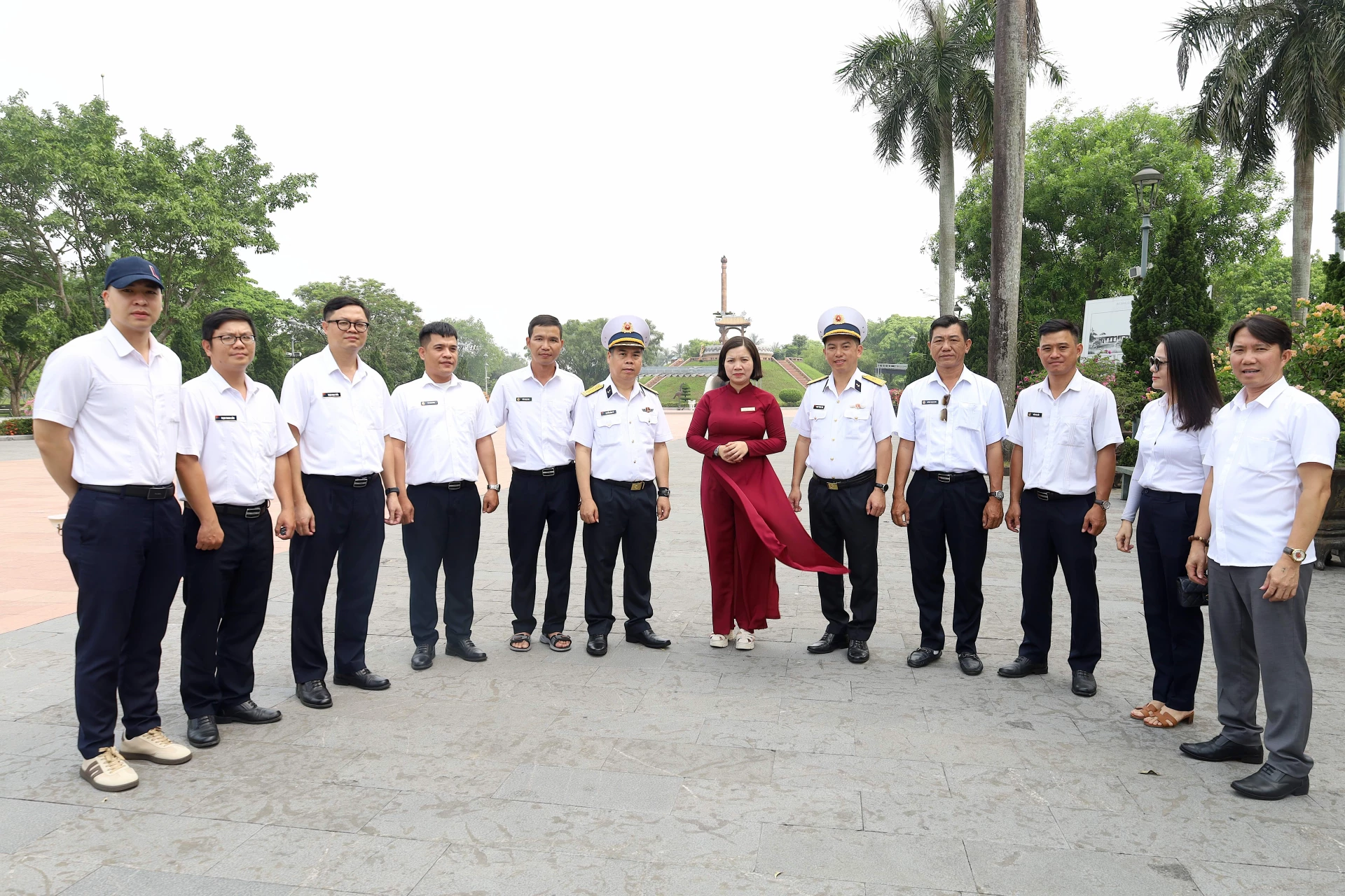 Chị Phạm Thị Thu Hiền kể những câu chuyện khó quên về Thành Cổ Quảng Trị cho khách đến tham quan - Ảnh: Q.N