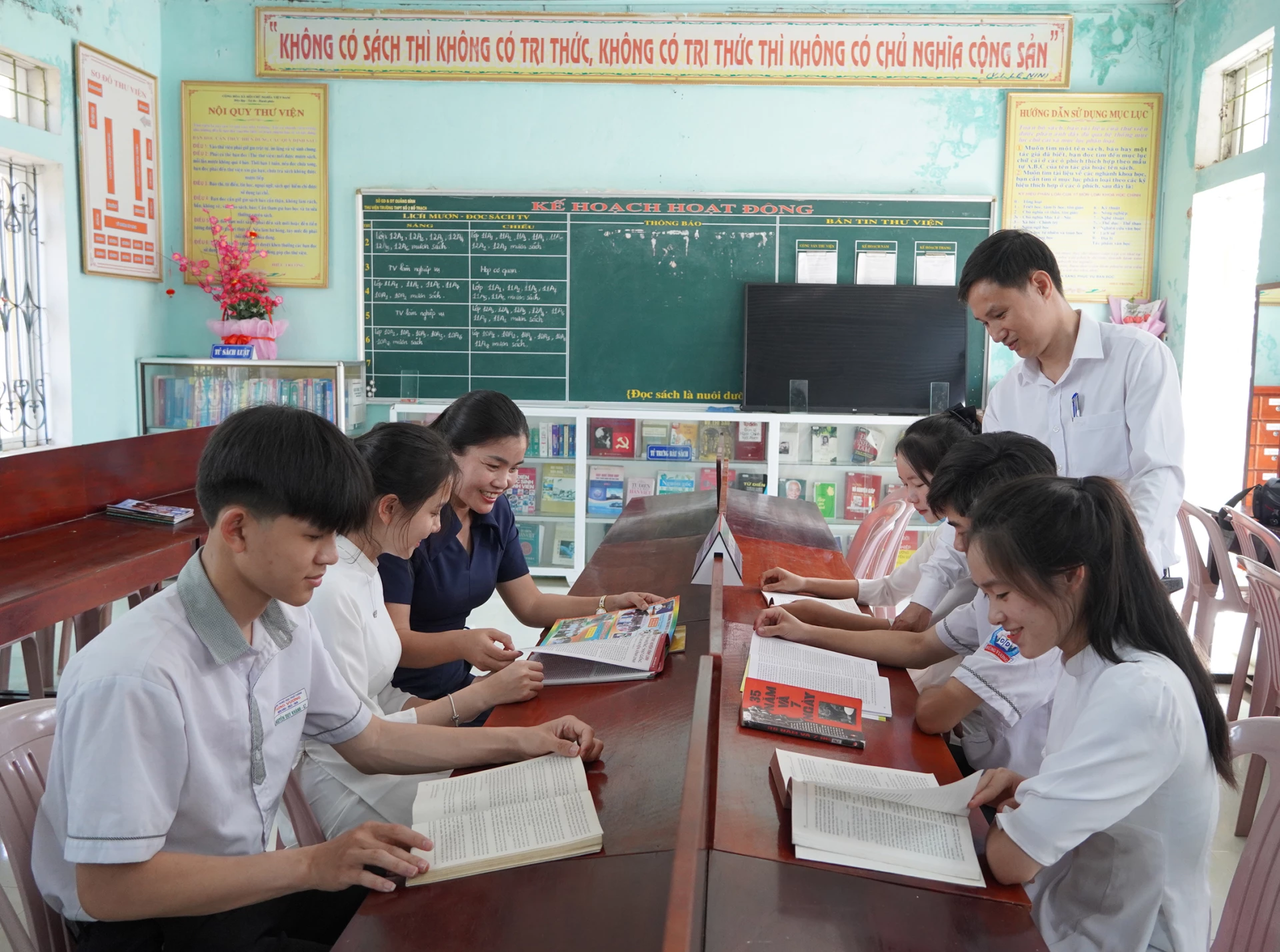 Công tác giáo dục lịch sử dân tộc và truyền thống của nhà trường được Trường THPT Hùng Vương (xã Bố Trạch) quan tâm - Ảnh: L.M