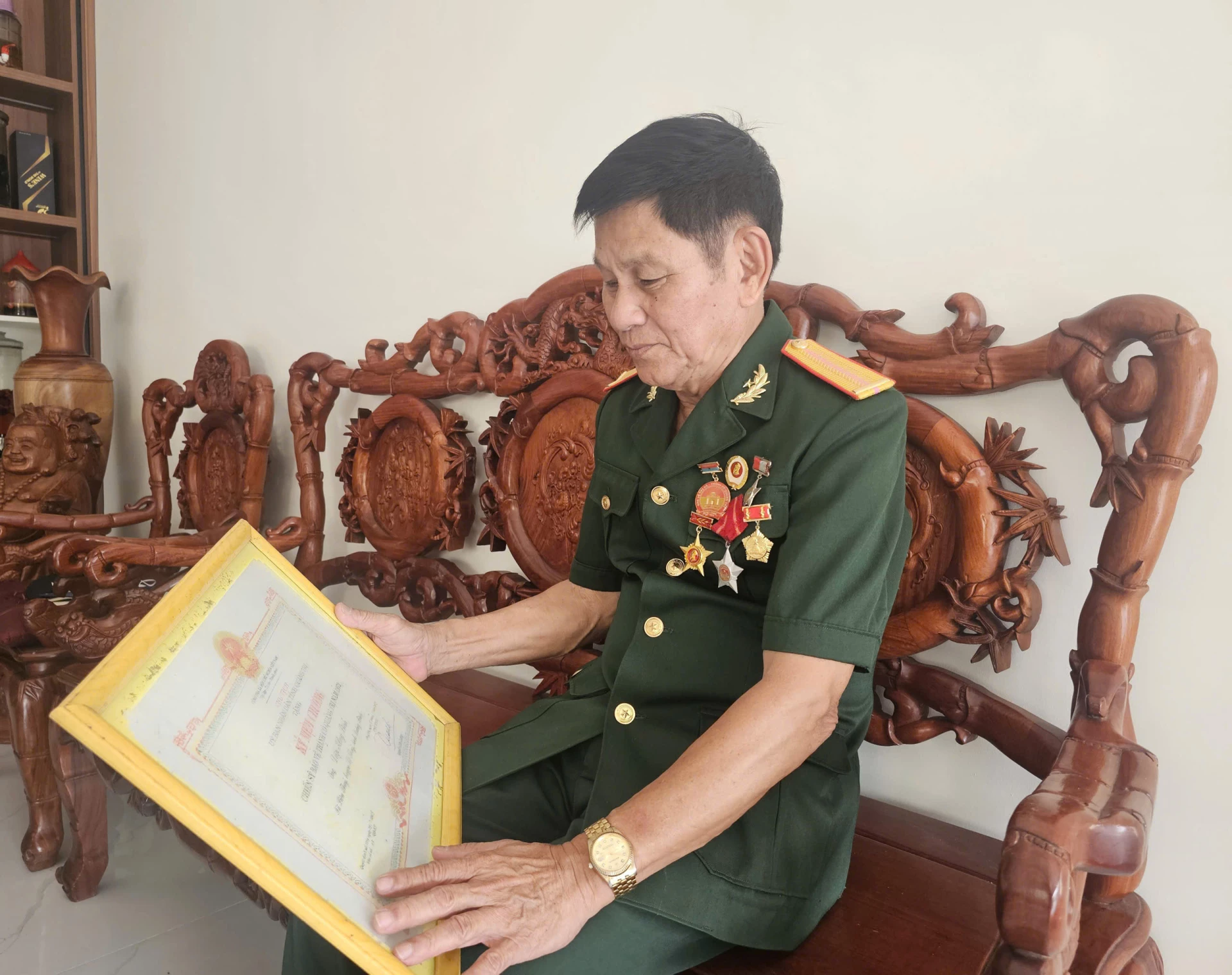 Cựu chiến binh Diệp Hồng Lĩnh cất giữ huân chương, bằng khen như một cách khắc ghi quá khứ - Ảnh: T.P