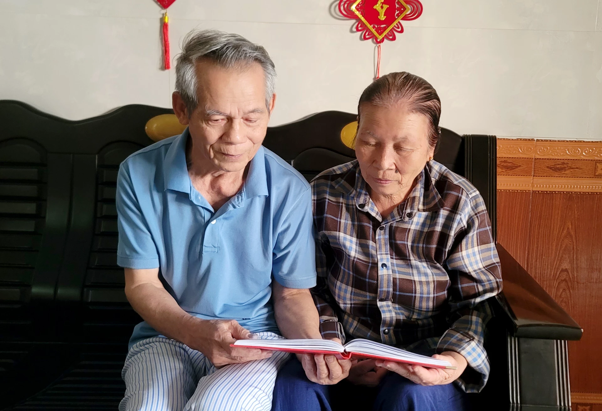 Vợ chồng ông bà Hoàng Bá Ngôn, Phạm Thị Ngạnh - Ảnh: T.L