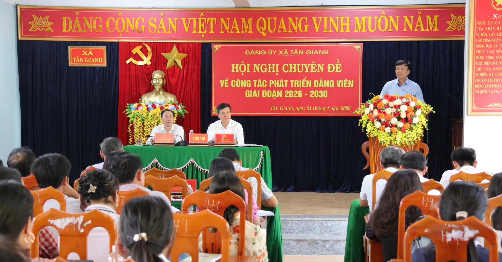 Đảng ủy xã Tân Gianh tổ chức hội nghị chuyên đề nhằm tìm “lời giải” cho phát triển đảng viên - Ảnh: M.N 

