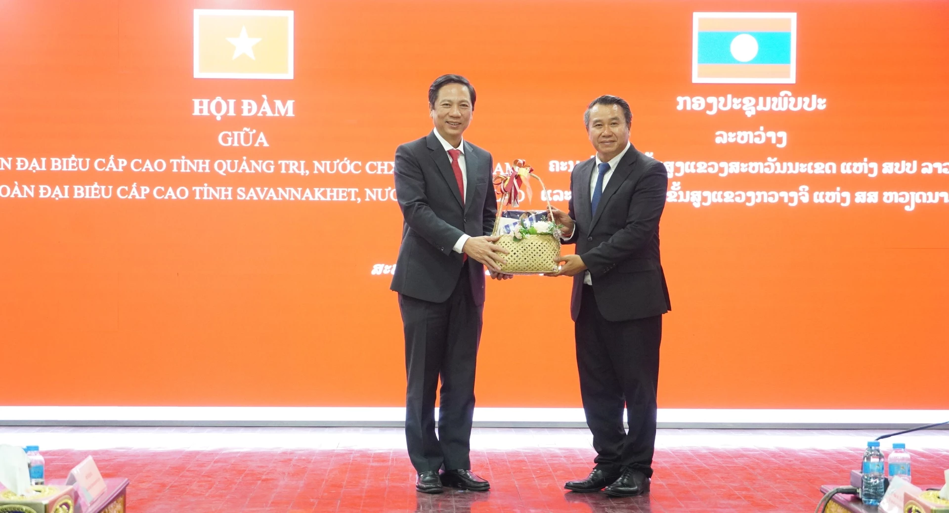 Lãnh đạo tỉnh Sạ-vẳn-nạ-khệt tặng quà cho đồng chí Hoàng Nam, Phó Chủ tịch Thường trực UBND tỉnh - Ảnh: Q.V