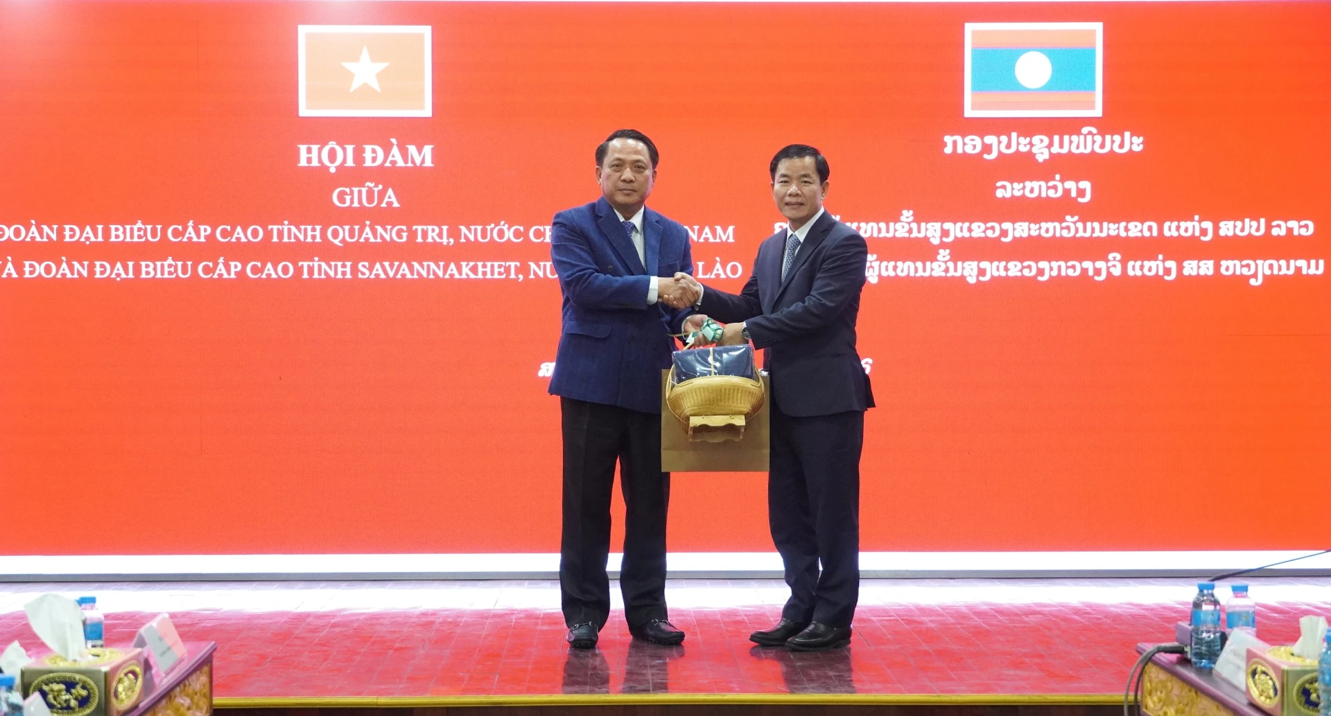 Lãnh đạo tỉnh Sạ-vẳn-nạ-khệt tặng quà cho đồng chí Nguyễn Văn Phương, Bí thư Tỉnh ủy Quảng Trị - Ảnh: Q.V