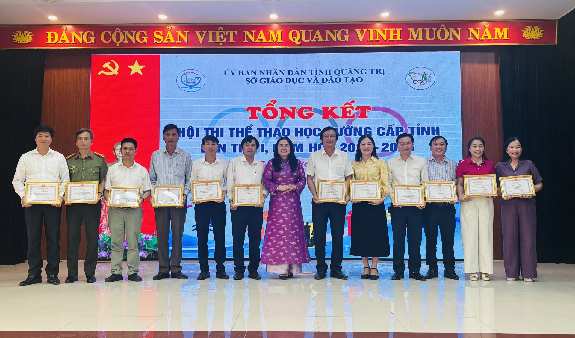 Tặng giấy khen cho 12 tập thể có nhiều đóng góp vào thành công của Hội thi - Ảnh: K.H