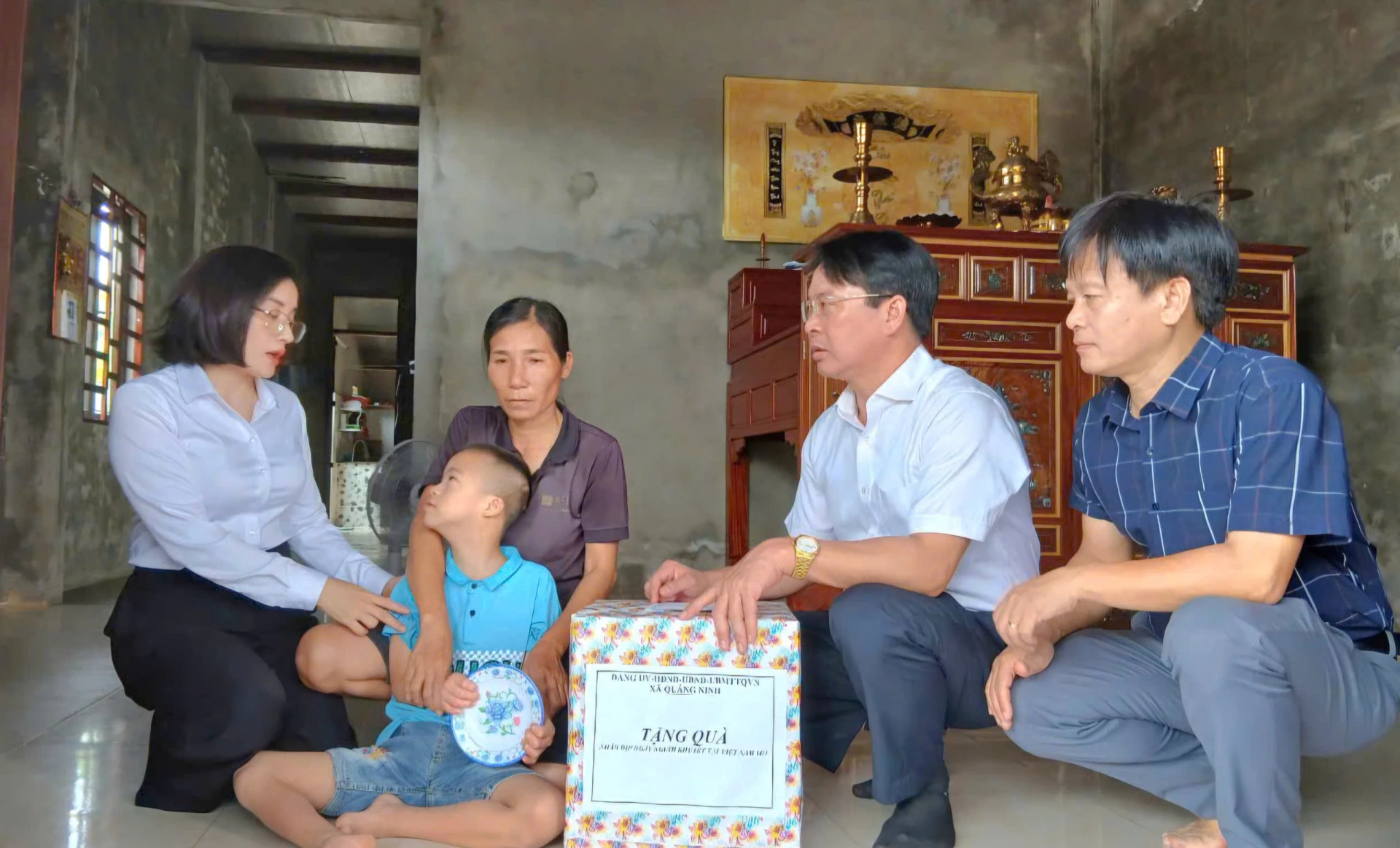 Lãnh đạo xã Quảng Ninh thăm và tặng quà người khuyết tật