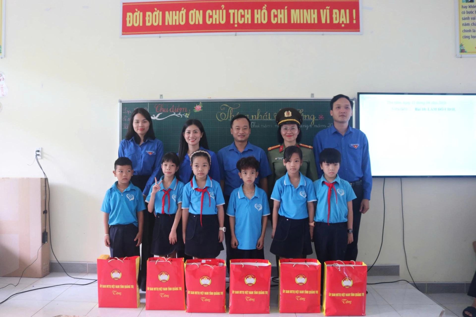 Trao tặng các phần quà cho các em học sinh trên đảo Cồn Cỏ - Ảnh: CTV