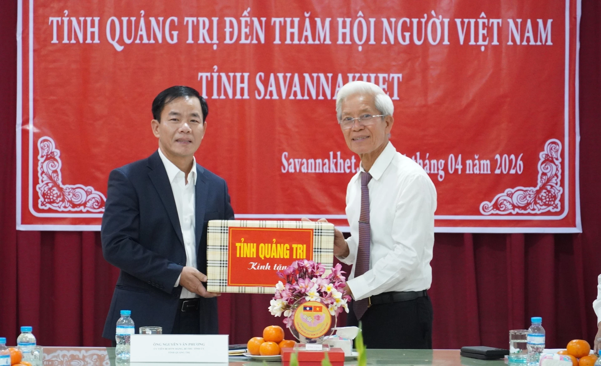 Đồng chí Nguyễn Văn Phương, Bí thư Tỉnh ủy tặng quà cho Hội người Việt tại tỉnh Sạ-vẳn-nạ-khệt - Ảnh: Q.V