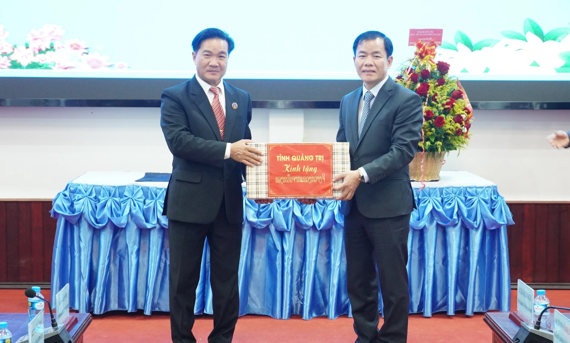 Đồng chí Nguyễn Văn Phương, Bí thư tỉnh ủy tặng quà lãnh đạo tỉnh Bô-ly-khăm-xay - Ảnh: Q.V