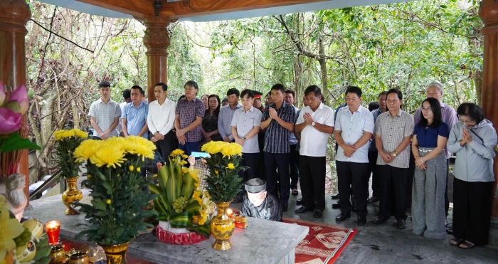 Dâng hương tại Thác Bụt, mở màn cho các hoạt động của Hội Rằm tháng Ba Minh Hóa