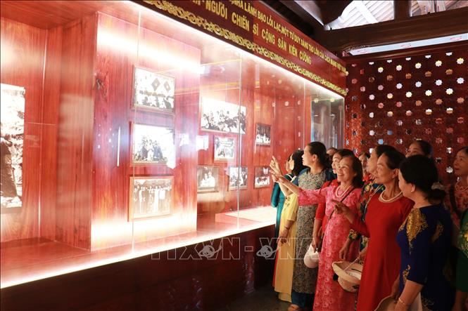 Du khách tham quan tại Khu lưu niệm Tổng Bí thư Lê Duẩn ở thôn Hậu Kiên, xã Triệu Phong, tỉnh Quảng Trị. Ảnh: Tường Vi - TTXVN