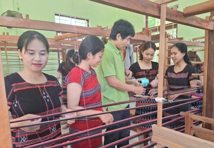 Dệt thổ cẩm giữa đại ngàn