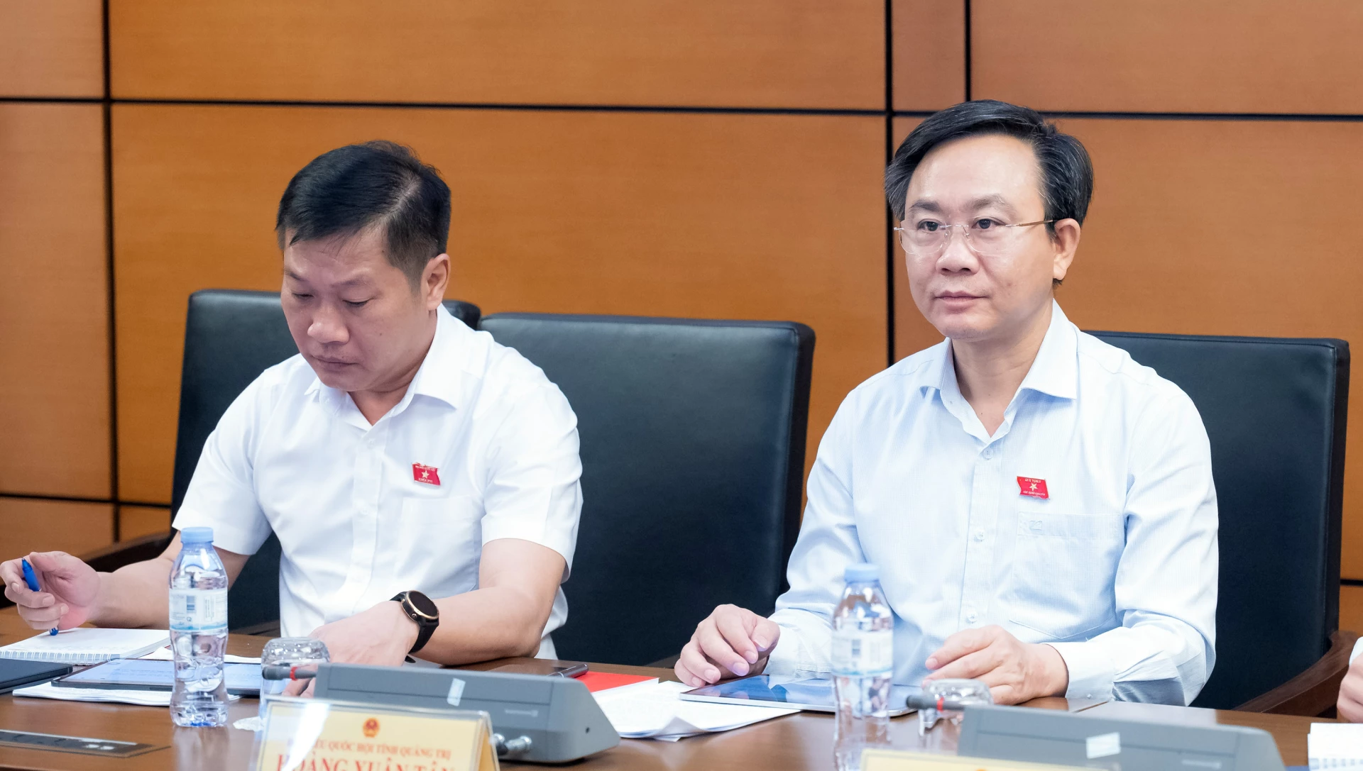 Đồng chí Hoàng Xuân Tân, Phó Chủ tịch UBND tỉnh và đồng chí Nguyễn Khánh Vũ, Tỉnh ủy viên, Bí thư Đảng ủy, Chủ tịch HĐND phường Quảng Trị tại phiên họp - Ảnh: CTV