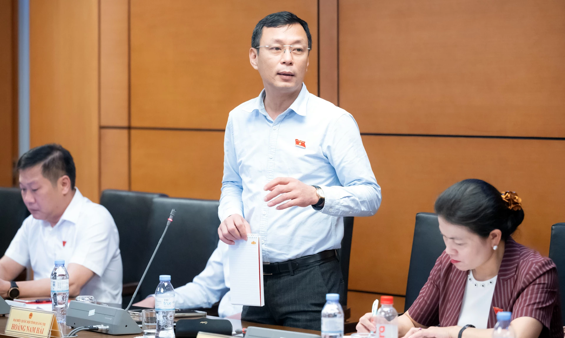 Đồng chí Hoàng Nam Hải, Ủy viên chuyên trách Ủy ban Dân nguyện và Giám sát tỉnh thảo luận về Nghị quyết về thí điểm chế định luật sư công - Ảnh: CTV