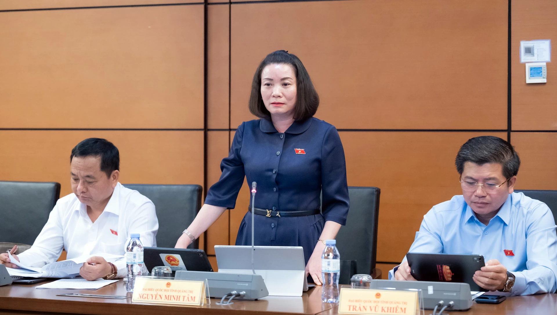 Đồng chí Nguyễn Minh Tâm, Phó Trưởng đoàn chuyên trách Đoàn ĐBQH tỉnh thảo luận về Nghị quyết về thí điểm chế định luật sư công - Ảnh: CTV