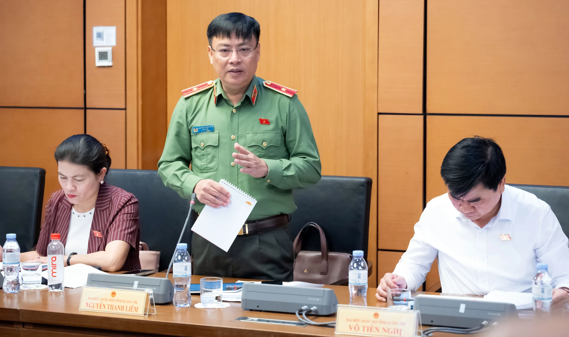 Đồng chí Thiếu tướng Nguyễn Thanh Liêm, Ủy viên Ban Thường vụ Tỉnh ủy, Giám đốc Công an tỉnh thảo luận về Nghị quyết về thí điểm chế định luật sư công - Ảnh: CTV