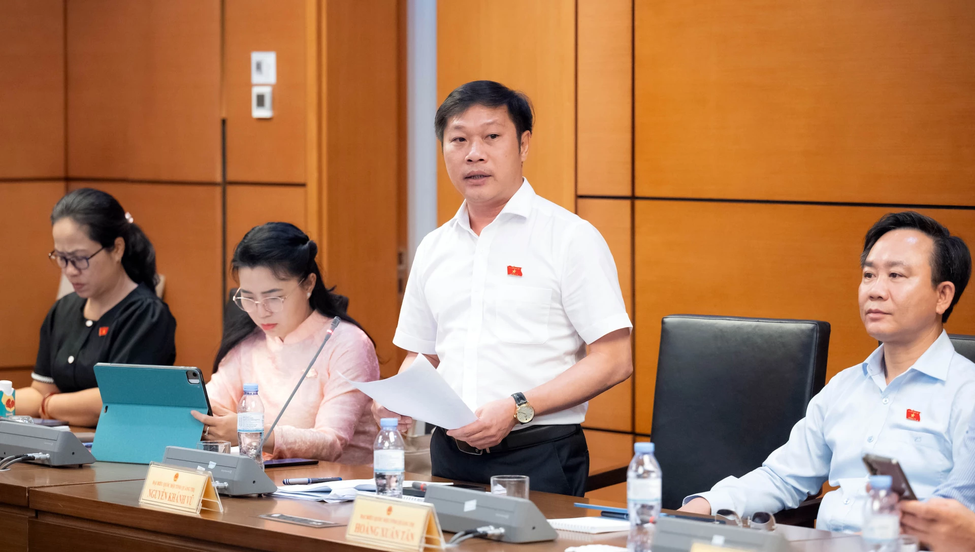 Đồng chí Nguyễn Khánh Vũ, Tỉnh ủy viên, Bí thư Đảng ủy, Chủ tịch HĐND phường Quảng Trị tham gia thảo luận - Ảnh: CTV