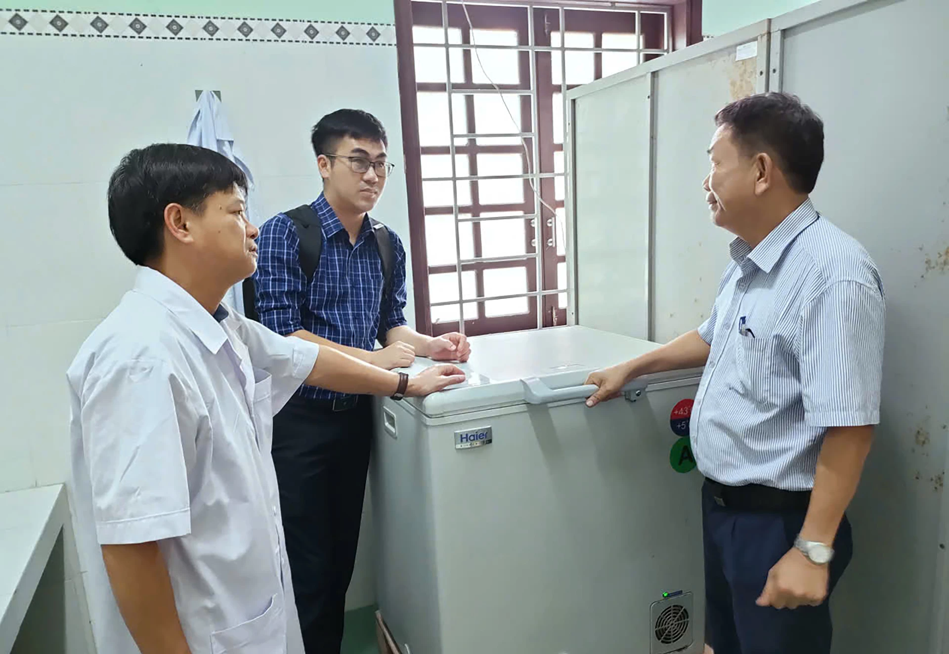 Lãnh đạo Trung tâm Kiểm soát bệnh tật tỉnh giám sát việc bảo quản vắc-xin tại các trạm y tế - Ảnh: T.T