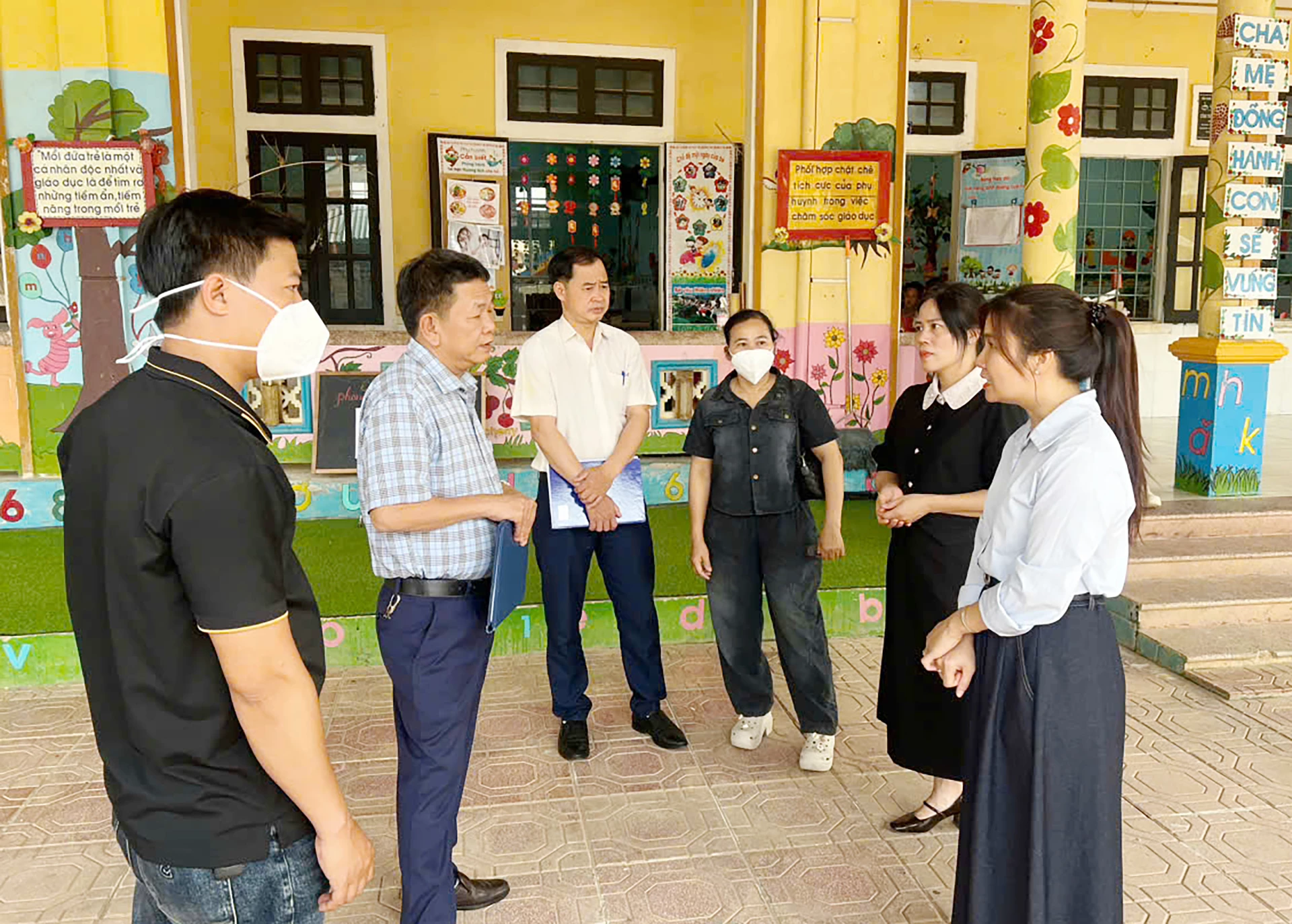 Đoàn giám sát của Trung tâm Kiểm soát bệnh tật tỉnh kiểm tra tình hình phòng, chống dịch bệnh thủy đậu tại xã Hướng Lập - Ảnh: H.L