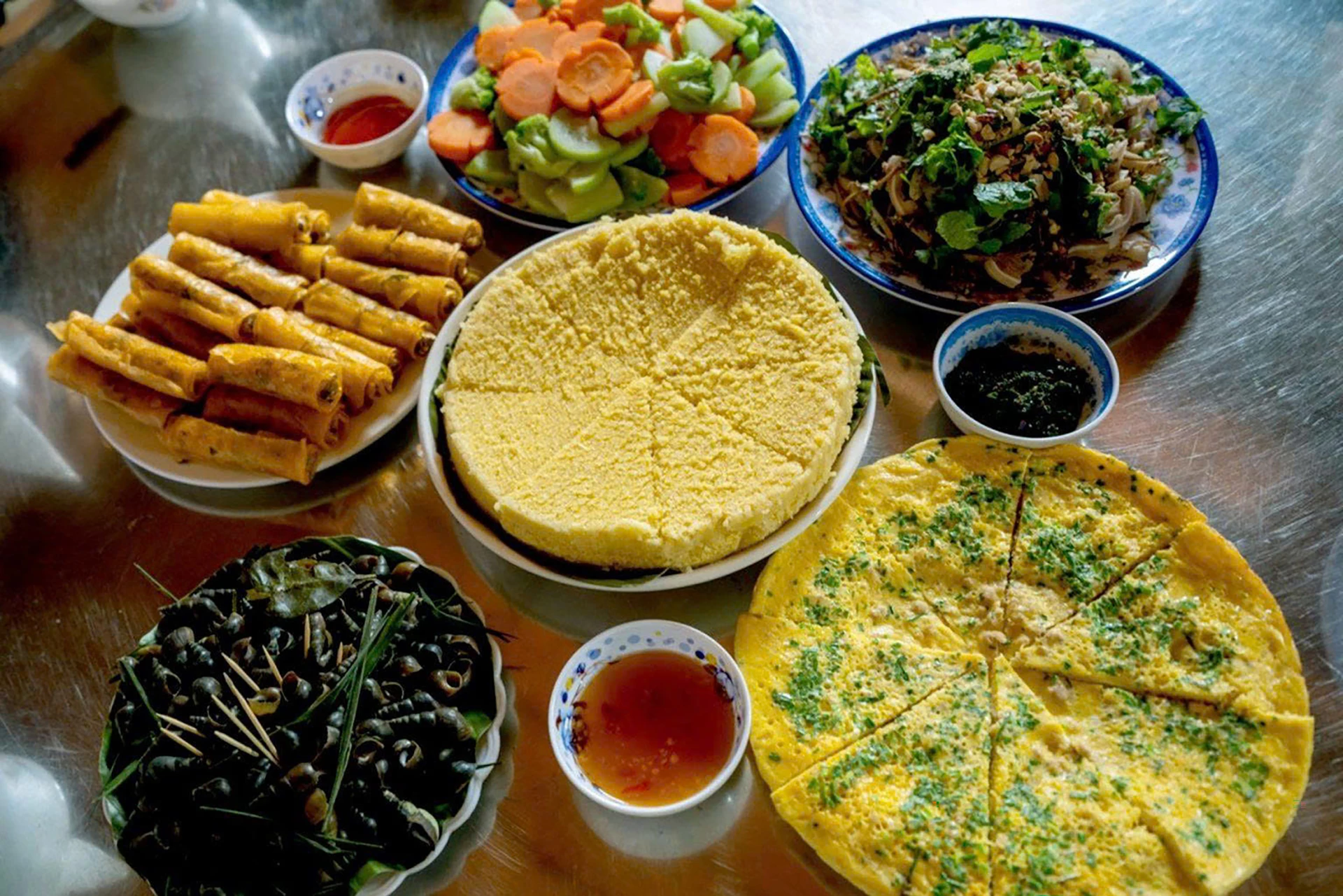 Những món ăn giản dị của người dân Tân Hóa góp phần níu chân du khách - Ảnh: N.M