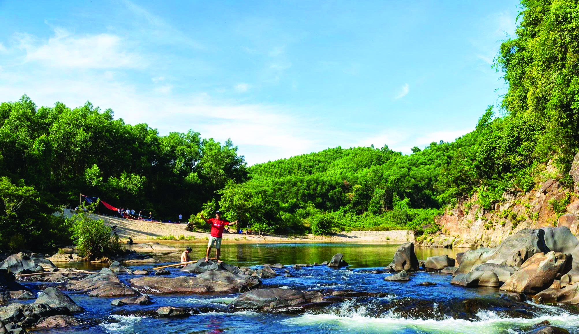 Du khách trải nghiệm vẻ đẹp hoang sơ của Thác Ma - Ảnh: M.T