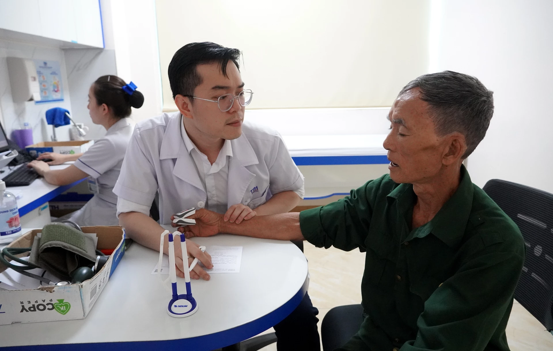 Bác sĩ ân cần thăm khám bước đầu cho các CCB - Ảnh: H.Tr