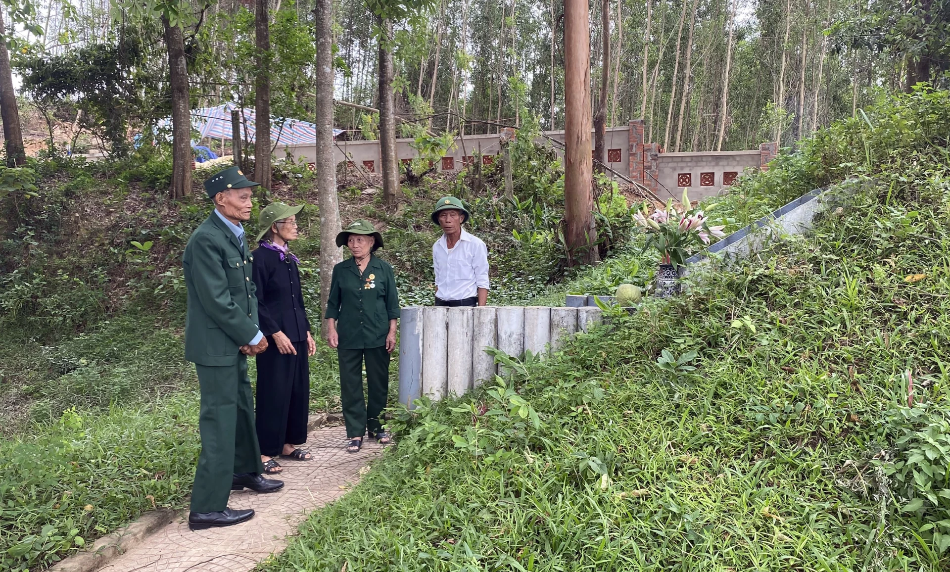 Cựu dân quân Nguyễn Viết Thỉ (người ngoài cùng bên trái), cùng những đồng đội cũ tại Bến phà II Long Đại - Ảnh: N.M
