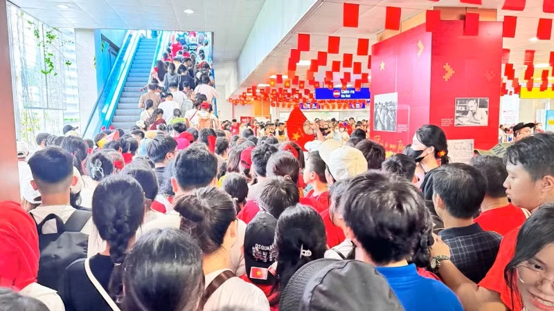 Người dân trải nghiệm tàu điện metro dịp nghỉ lễ Quốc khánh 2/9 năm 2025.