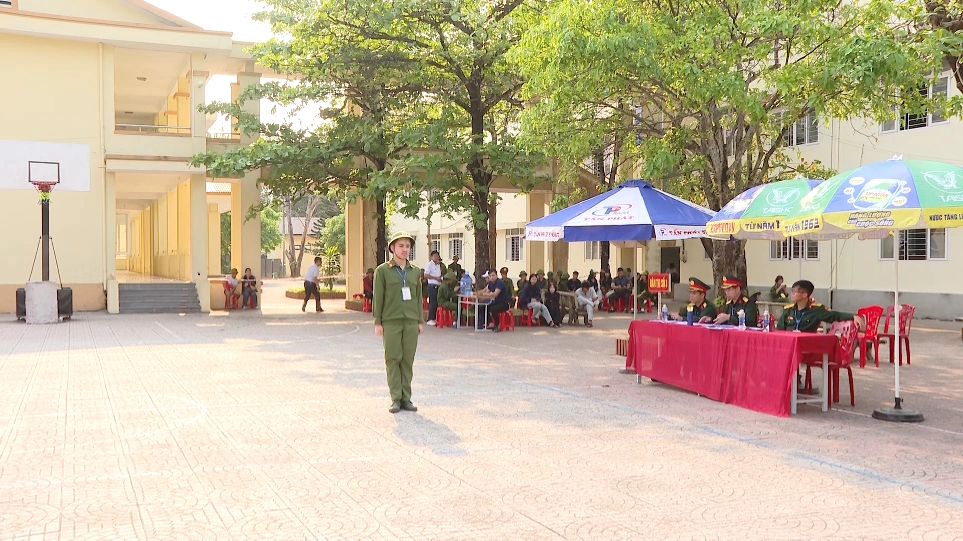 Học sinh thực hành nội dung điều lệnh từng người không có súng - Ảnh: Thùy Trang