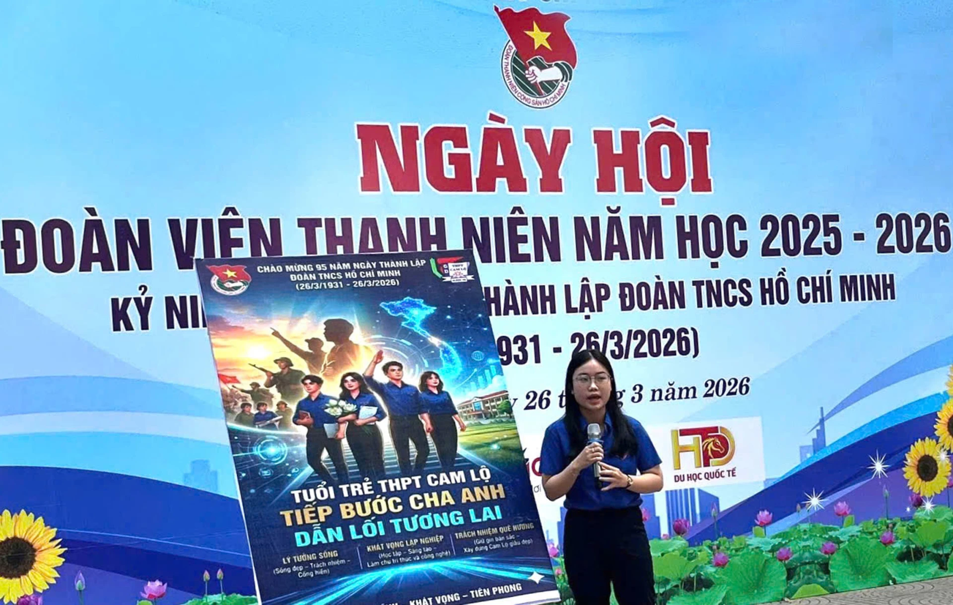 Học sinh Trường THPT Cam Lộ ứng dụng AI thiết kế poster với chủ đề “Lịch sử hào hùng của Đoàn TNCS Hồ Chí Minh” thuyết trình trước toàn trường - Ảnh: THPT Cam Lộ