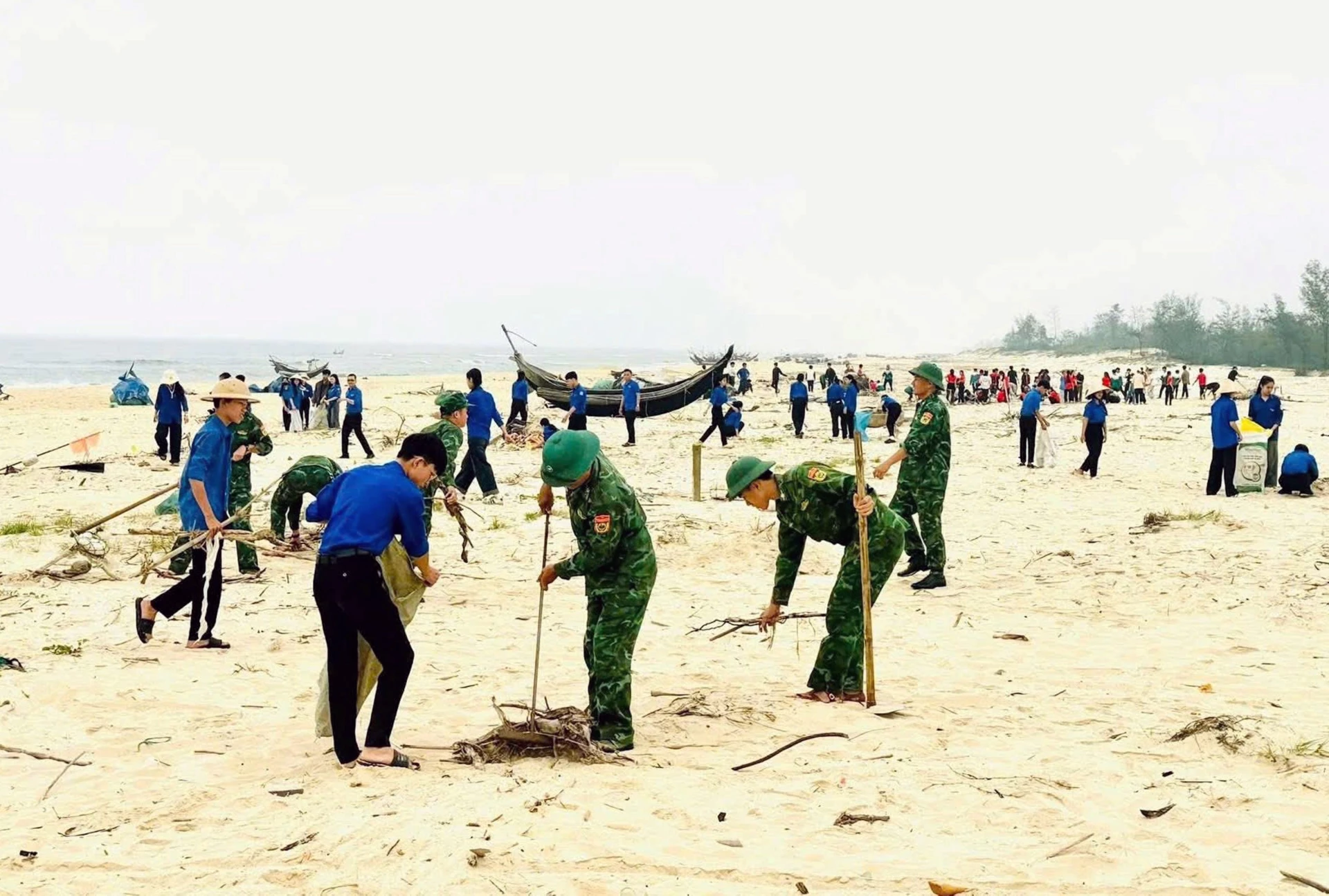 Đoàn viên, thanh niên tham gia vệ sinh môi trường - Ảnh: L.C